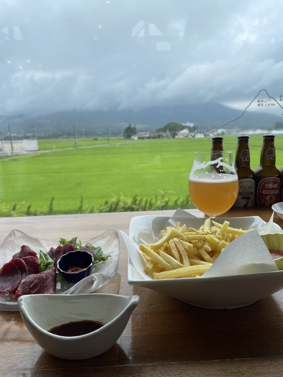 yamatanuki's tweet photo. ゴールは猪苗代地ビール館。約3kmで、ベストコンディションに。結局磐梯山は雲隠れ。窓に貼ってある山の絵で。。。いつもは、重ねて見るのが楽しみなのだけれど。 https://t.co/8KijEMlS3b