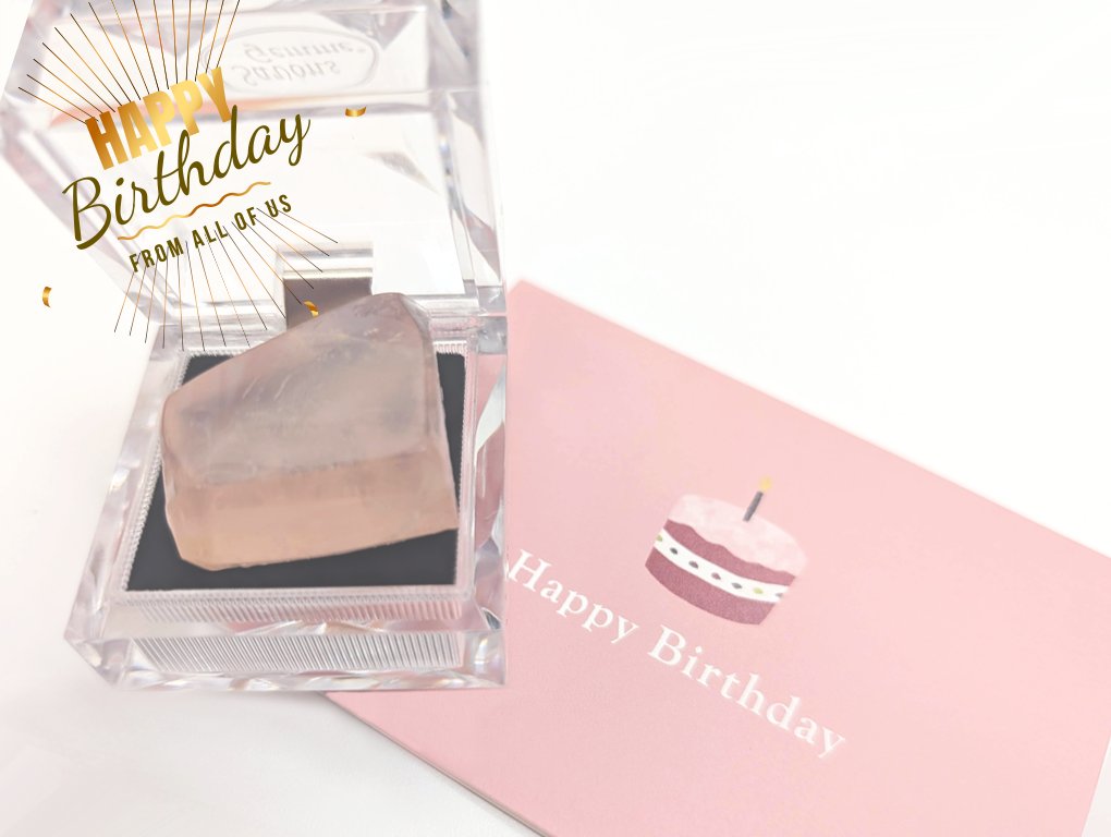 Tennenouji_Info's tweet photo. ルキーノ Happy Birthday！🎂ユーザー様よりルキーノへbirthdayプレゼントが届きました🎁華やかな薔薇が咲き誇るケーキに宝石と見紛うばかりの美しい石鹸💎🌹とっても素敵なプレゼントをありがとうございます🥹ルキーノにとってこの一年が宝石のようにキラキラと幸せに満ちたものになりますように…♡ https://t.co/6silk4IHVz