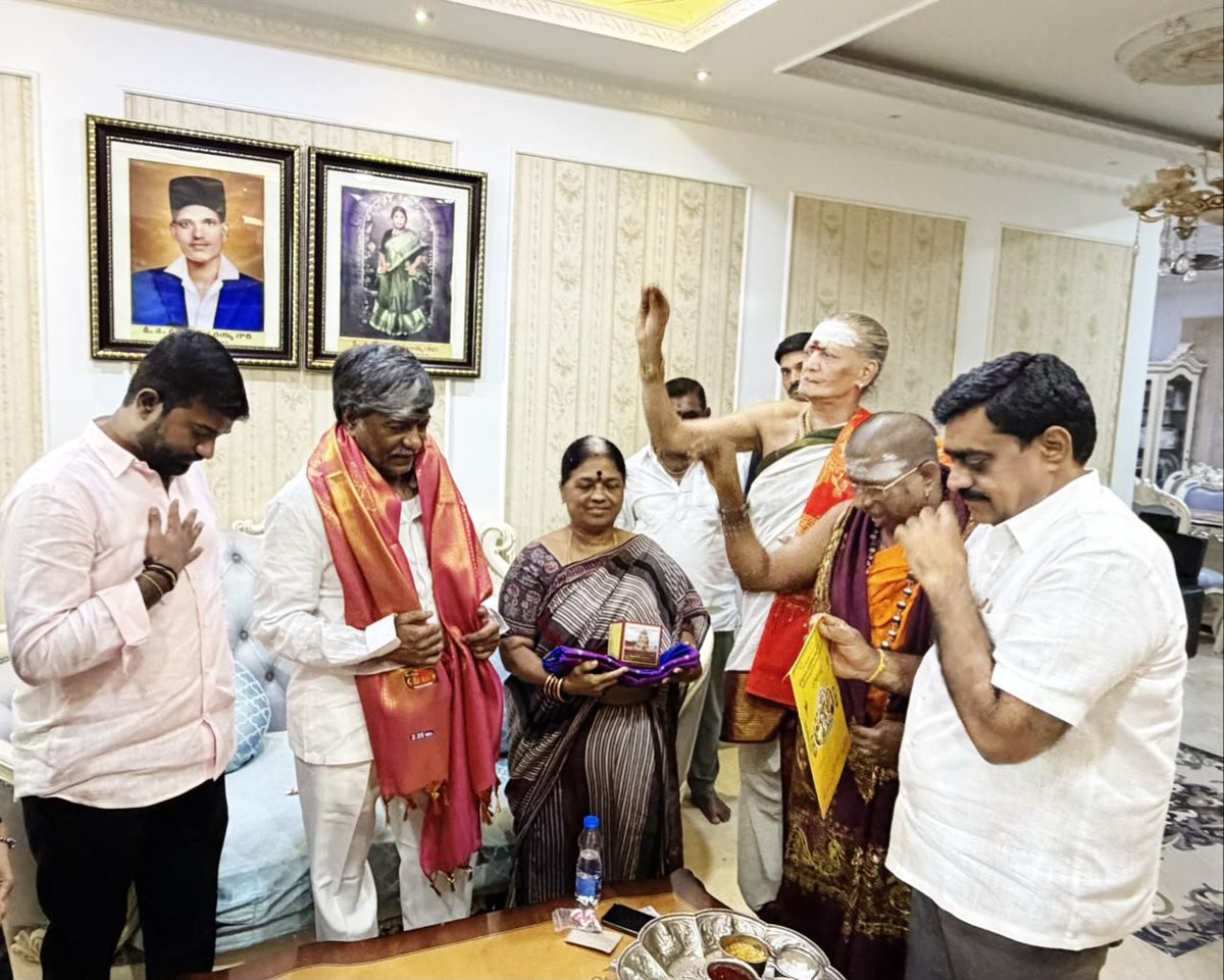 TPadmaRao's tweet photo. లష్కర్ బోనాల జాతరను పురస్కరించుకొని, ఆగస్టు 2, 3న  నిర్వహించే మహంకాళి బోనాల జాతరకు హాజరు కావాలంటూ ఉజ్జయిని మహంకాళి ఆలయ కమిటీ సభ్యులు మరియు పండితులు ఆహ్వానించడం జరిగింది. https://t.co/X4UV0iOrtQ