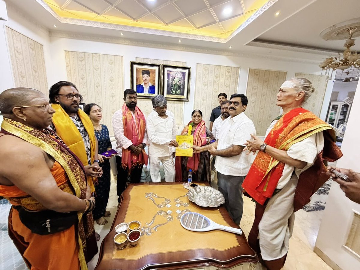 TPadmaRao's tweet photo. లష్కర్ బోనాల జాతరను పురస్కరించుకొని, ఆగస్టు 2, 3న  నిర్వహించే మహంకాళి బోనాల జాతరకు హాజరు కావాలంటూ ఉజ్జయిని మహంకాళి ఆలయ కమిటీ సభ్యులు మరియు పండితులు ఆహ్వానించడం జరిగింది. https://t.co/X4UV0iOrtQ