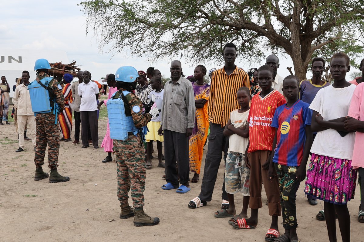 UNISFA_1's tweet photo. Leading from the front. #InvestInPeace 

Brig Gen Ajagbe engaged @UNISFA_1  peacekeepers &amp;  communities to assess progress of #Abyei Weapons Free Zone campaign. Together, we are creating a safer environment, strengthening civilian protection &amp; advancing stability. #PeaceInAction https://t.co/ALXET30cbg
