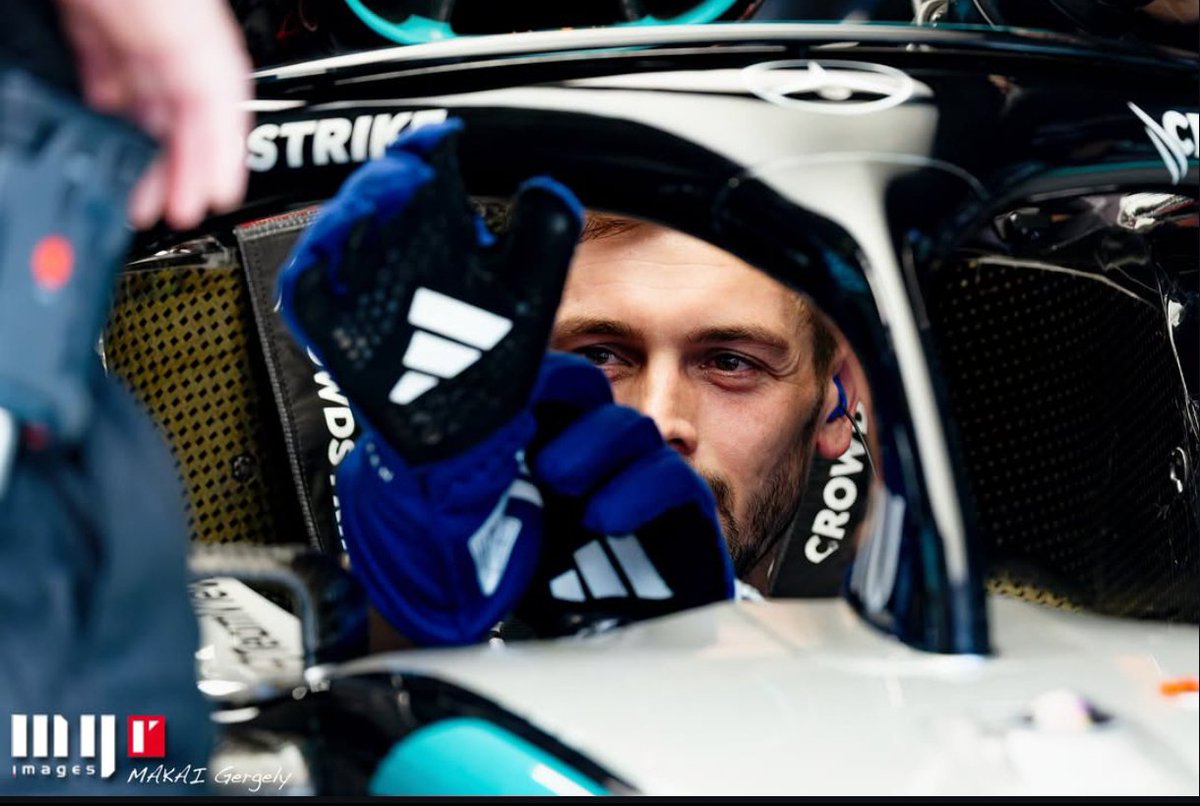 avenooir's tweet photo. A photographer shared a lovely moment of kimi and his mechanic where he, all suited up, waited for his mechanic to do final check in his driver seat and directed the cooling tube to the mechanic to keep him cool. Kimi even gave his gloves for the mechanic to use

[Ig: mgr_images] https://t.co/mLInMse79H
