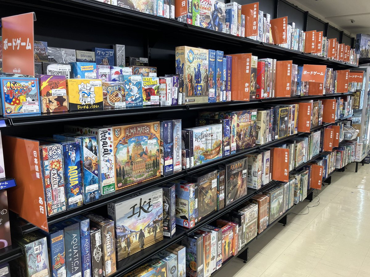 bookoffbodoge's tweet photo. 中古ボードゲームの売り場が移動しました✨
新品ボードゲームからショーケースを挟んで1列に並んでます。

小箱のボードゲームは中古ボードゲーム棚の背面にかけられていますのでそちらも合わせてご覧くださいませ🙇‍♂️ https://t.co/h5uqkLyh5m