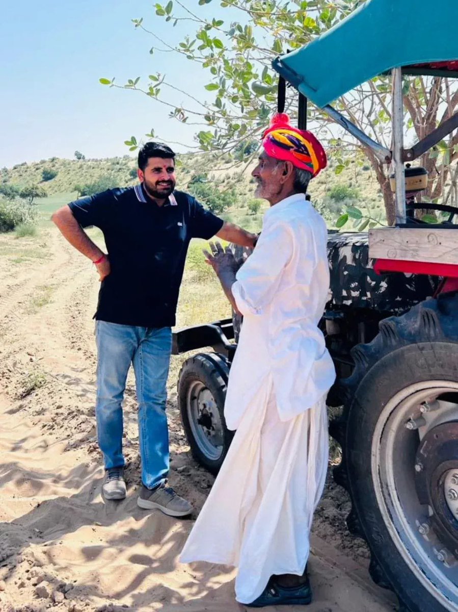 gopalchouhan04's tweet photo. धरती से जुड़े लोगों की दुआएँ ही सबसे बड़ी दौलत होती हैं।
जब कोई युवा खेत की मेड़ पर खड़े बुज़ुर्ग की बात पूरे सम्मान से सुनता है, तो सिर्फ़ बातचीत नहीं होती... पीढ़ियों का अनुभव अगली पीढ़ी तक पहुँचता है।
ऐसे ही रिश्ते समाज की असली ताकत हैं। ❤️🌾🙏"
@RavindraBhati__ https://t.co/eLGGqFPZpI