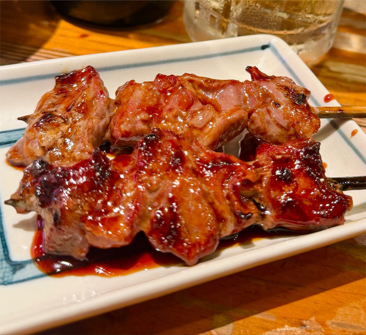 1000bero_net's tweet photo. 上野「大統領」へ来ると、毎回頼むのがツナギたれ���2本240円）✨ 

甘辛濃厚でやわらかさと弾力があって、肉汁がジュワッと染み出る。ホッピー止まらん。 https://t.co/YZttzMWR7M