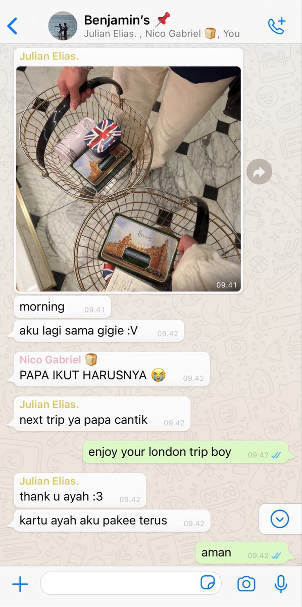 LINKEDINSILVEN's tweet photo. dewtee one tweet au, daily chat keluarga cemara arlo benjamin, edisi ian london trip bersama crush. https://t.co/DBxNJYM6SL