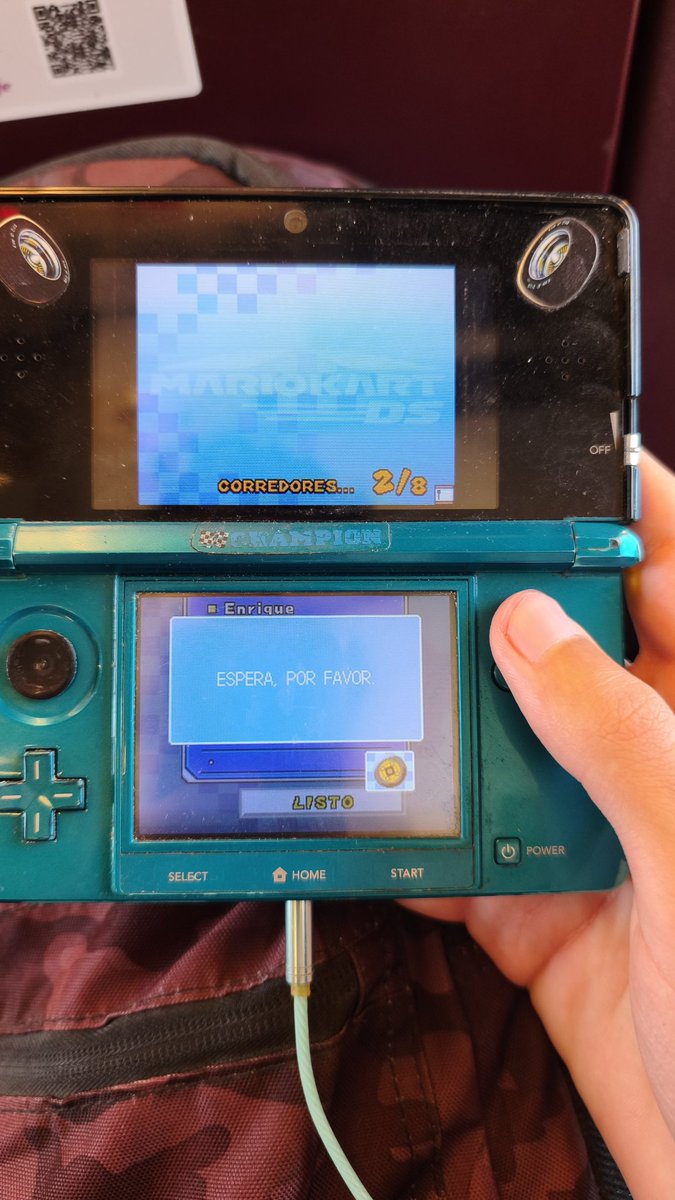 kikalvaro's tweet photo. ESTOY JUGANDO CON ALGUIEN AL MARIO KART DS EN EL RENFE AAAAAAAAAA https://t.co/kUN7NEDeRh
