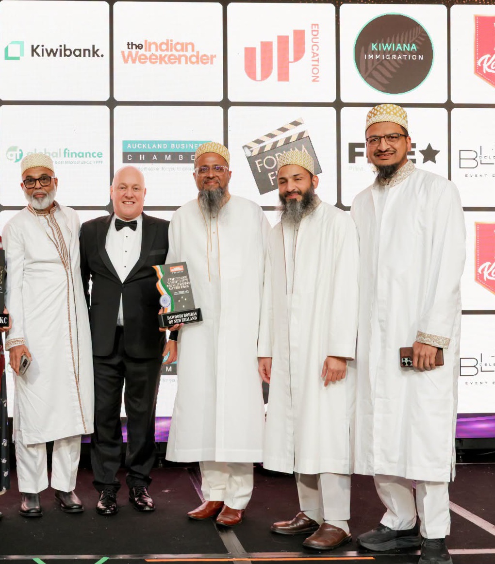 Bohras_AUSNZ's tweet photo. Honoured to receive 'Community Organisation of the Year 2026' by @indianweekender .
Recognised for our environmental efforts and impact across wider communities, this moment was shared alongside PM @chrisluxonmp , @chrishipkins, MPs, andleaders across sectors. https://t.co/BEoPCPUqYF
