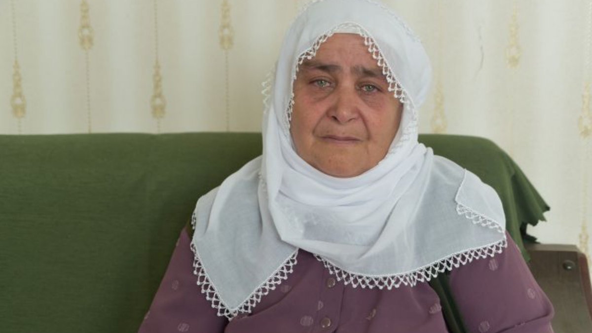 jiyanKomin's tweet photo. Agirî'de yaşayan Marifet Gökdağ, oğlunu özgürlük mücadelesinde kaybettiğini belirterek kalıcı barış çağrısı yaptı. Gökdağ, cezaevlerinin boşaltılması ve Kürt Halk Önderi Abdullah Öcalan'ın fiziki özgürlüğünün sağlanması gerektiğini söyledi. https://t.co/IVRNa3tKQ5