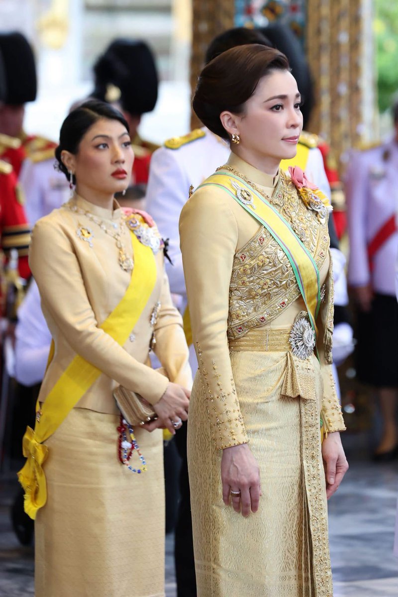 PingAng7822's tweet photo. ✨️การพระราชพิธีเฉลิมพระชนมพรรษา 28 กรกฎาคม 2569 ในหลวงทรง “สายสะพายนพรัตน์” ในสำรับเครื่องราชฯ ที่เก่าแก่ที่สุดของไทย "เครื่องราชอิสริยาภรณ์อันเป็นโบราณ มงคลนพรัตนราชวราภรณ์" ประดับดารานพรัตน์ ดาราจักรีเพชร และดาราจุลจอมเกล้าประดับเพชร รั้งสายสะพายด้วยตรามหานพรัตน์
.
สมเด็จพระราชินี ฉลองพระองค์ชุดไทยบรมพิมาน ไหมสีนวลทองปักเชิงแขน และเชิงพระภูษาไหมทอยกทองด้วยลูกปัด ทรงสะพักมหาจักรีเรียก "ชุดไทยศิวาลัย" รัดพระองค์ทองคำพร้อมพระปั้นเหน่งจักรีประดับเพชร ทรงสายสะพายนพรัตน์ ประดับดารานพรัตน์ ดาราจักรีเพชร และดาราจุลจอมเกล้าประดับเพชรอันเป็น���หาสวามินี รั้งสายสะพายด้วยตรามหานพรัตน์
.
กรมสมเด็จพระเทพ ฉลองพระองค์ชุดไทยจิตรลดา ไหมสีนิลประดับพระดุมทอง พระภูษายกไหม ทรงสายสะพายนพรัตน์ ประดับดารานพรัตน์ เข็มกลัดนพรัตน์ รั้งสายสะพายด้วยตรามหานพรัตน์
 .
สมเด็จพระเจ้าลูกเธอเจ้าฟ้าสิริวัณณวรี ฉลองพระองค์ ชุดไทยอมรินทร์ ไหมสีนวลประดับพระดุมเพชร พระภูษาไหมยกทอง ทรงสายสะพายจักรี ประดับดาราจักรี และดาราจุลจอมเกล้าฝ่ายใน
...........................................

เกร็ดควรรู้✨️เครื่องราชอิสริยาภรณ์อันเป็นโบราณ มงคลนพรัตนราชวราภรณ์
▪️มีลำดับเกียรติยศเป็นลำดับที่ 3 รองจากราชมิตราภรณ์ และมหาจักรีบรมราชวงศ์ มีเฉพาะชั้นสายสะพายเท่านั้น 
▪️สายสะพายนพรัตน์พาดเฉวียงบ่าขวาลงซ้าย สายสะพายจักรีพาดเฉวียงบ่าซ้ายลงขวา
▪️เป็นเครื่องราชฯ ชั้นสูงสุดที่สามัญชนจะได้รับพระราชทาน 
▪️โดยผู้รับพระราชทานต้องเป็นพุทธมามกะ และประดับในงานมงคลเท่านั้น หรือตามกำหนดการระบุ
▪️เมื่อผู้ได้รับพระราชทานถึงแก่กรรม ทายาทมีหน้าที่ต้องส่งคืนสำรับเครื่องราชอิสริยาภรณ์ทั้งหมด กลับคืนสู่ทางราชการ

#พระราชินีสุทิดา #苏提达王后 #QueenSuthida cr. https://t.co/QAzKLfH1R3
