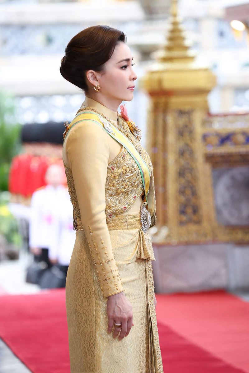 PingAng7822's tweet photo. ✨️การพระราชพิธีเฉลิมพระชนมพรรษา 28 กรกฎาคม 2569 ในหลวงทรง “สายสะพายนพรัตน์” ในสำรับเครื่องราชฯ ที่เก่าแก่ที่สุดของไทย "เครื่องราชอิสริยาภรณ์อันเป็นโบราณ มงคลนพรัตนราชวราภรณ์" ประดับดารานพรัตน์ ดาราจักรีเพชร และดาราจุลจอมเกล้าประดับเพชร รั้งสายสะพายด้วยตรามหานพรัตน์
.
สมเด็จพระราชินี ฉลองพระองค์ชุดไทยบรมพิมาน ไหมสีนวลทองปักเชิงแขน และเชิงพระภูษาไหมทอยกทองด้วยลูกปัด ทรงสะพักมหาจักรีเรียก "ชุดไทยศิวาลัย" รัดพระองค์ทองคำพร้อมพระปั้นเหน่งจักรีประดับเพชร ทรงสายสะพายนพรัตน์ ประดับดารานพรัตน์ ดาราจักรีเพชร และดาราจุลจอมเกล้าประดับเพชรอันเป็น���หาสวามินี รั้งสายสะพายด้วยตรามหานพรัตน์
.
กรมสมเด็จพระเทพ ฉลองพระองค์ชุดไทยจิตรลดา ไหมสีนิลประดับพระดุมทอง พระภูษายกไหม ทรงสายสะพายนพรัตน์ ประดับดารานพรัตน์ เข็มกลัดนพรัตน์ รั้งสายสะพายด้วยตรามหานพรัตน์
 .
สมเด็จพระเจ้าลูกเธอเจ้าฟ้าสิริวัณณวรี ฉลองพระองค์ ชุดไทยอมรินทร์ ไหมสีนวลประดับพระดุมเพชร พระภูษาไหมยกทอง ทรงสายสะพายจักรี ประดับดาราจักรี และดาราจุลจอมเกล้าฝ่ายใน
...........................................

เกร็ดควรรู้✨️เครื่องราชอิสริยาภรณ์อันเป็นโบราณ มงคลนพรัตนราชวราภรณ์
▪️มีลำดับเกียรติยศเป็นลำดับที่ 3 รองจากราชมิตราภรณ์ และมหาจักรีบรมราชวงศ์ มีเฉพาะชั้นสายสะพายเท่านั้น 
▪️สายสะพายนพรัตน์พาดเฉวียงบ่าขวาลงซ้าย สายสะพายจักรีพาดเฉวียงบ่าซ้ายลงขวา
▪️เป็นเครื่องราชฯ ชั้นสูงสุดที่สามัญชนจะได้รับพระราชทาน 
▪️โดยผู้รับพระราชทานต้องเป็นพุทธมามกะ และประดับในงานมงคลเท่านั้น หรือตามกำหนดการระบุ
▪️เมื่อผู้ได้รับพระราชทานถึงแก่กรรม ทายาทมีหน้าที่ต้องส่งคืนสำรับเครื่องราชอิสริยาภรณ์ทั้งหมด กลับคืนสู่ทางราชการ

#พระราชินีสุทิดา #苏提达王后 #QueenSuthida cr. https://t.co/QAzKLfH1R3
