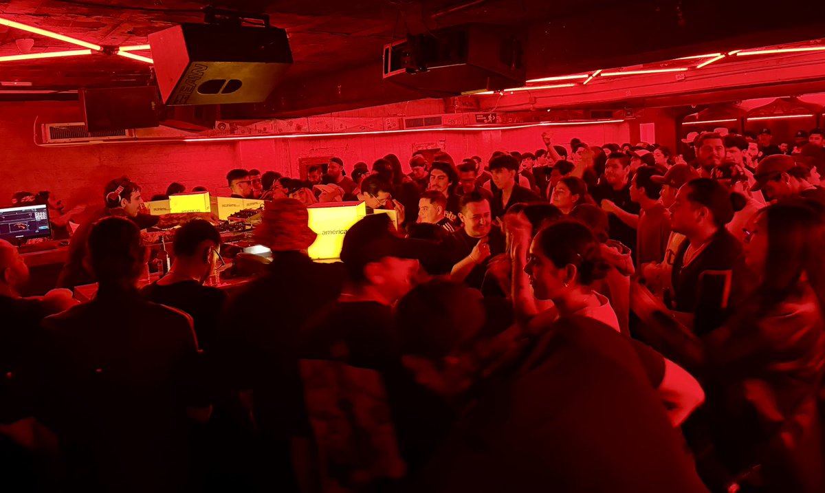 djSanPler's tweet photo. hey hey muy buenos monentos en el cuartel  San-Pler  dj set en Bar americas GDL  hola amig@s aqui les dejo unas fotos de esa maravillosa noche!  La musica nos une! https://t.co/gaa2JomRO8