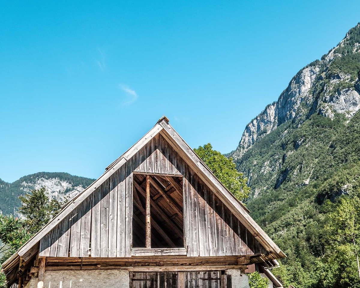 forward_change's tweet photo. Rustic wooden cabin in a lush mountain landscape under clear blue sky.
https://t.co/tzUT5t2p1V
#stockphotos #slovenia #visiteurope #LakeBohinj #cabin https://t.co/cHEAzAhU2z