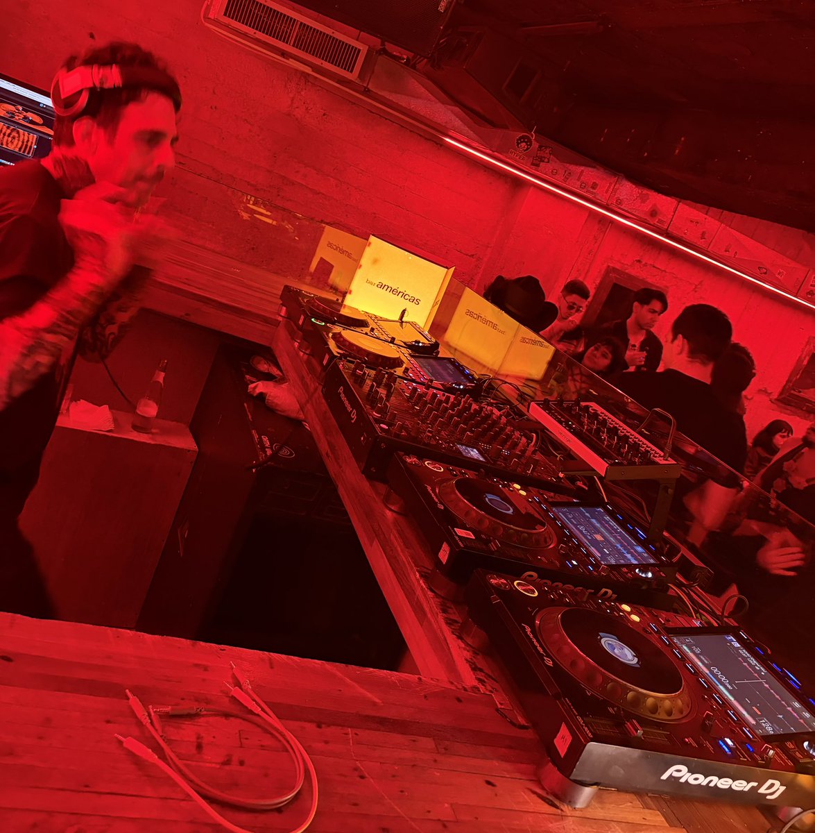 djSanPler's tweet photo. monentos en el cuartel  San-Pler  dj set en Bar americas GDL  hola amig@s aqui les dejo unas fotos de esa maravillosa noche!  La musica nos une! https://t.co/yGwDxPJC81