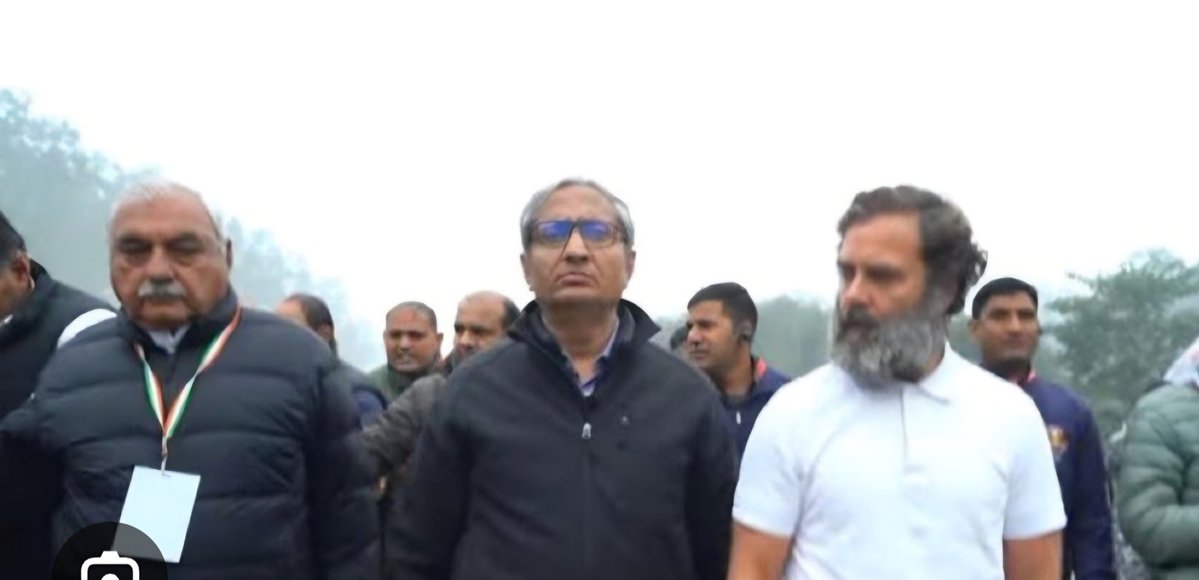 AshokShrivasta6's tweet photo. कल प्रियंका वाड्रा जी ने संसद में जाने अनजाने 
कांग्रेस इकोसिस्टम से जुड़े पत्रकारों को ट्रोल कर दिया। उन्हें #PaaltuMedia #पालतू_मीडिया कह कर। पालतू कहते ही पूरे देश को राहुल गांधी जी के पालतू पिद्दी की याद आ गई ( नहीं नहीं..तस्वीर में पिद्दी नहीं है)। अब आज राहुल गांधी संसद में बोलेंगे। पालतू मीडिया में हर्ष का माहौल है !