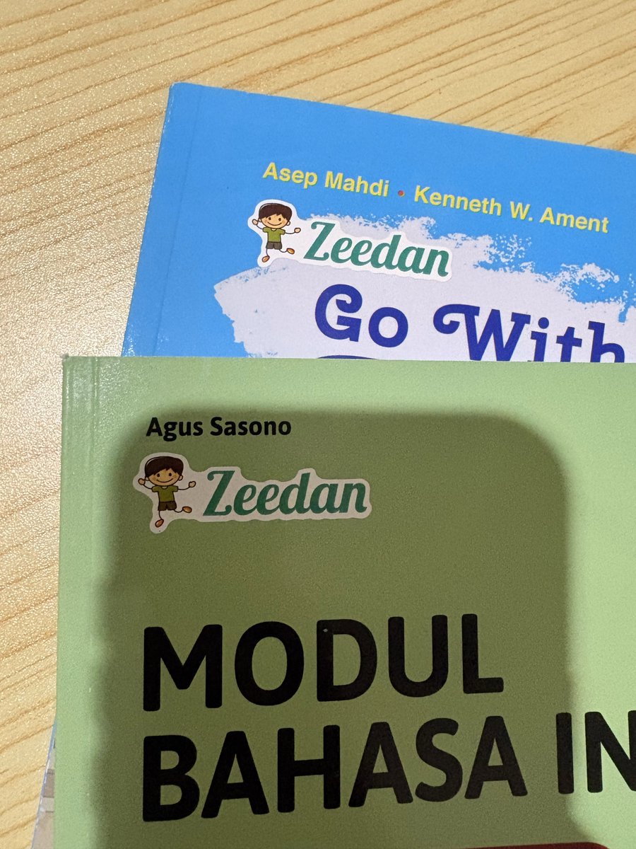 Bisikanjam's tweet photo. Lagi nempelin stiker nama ke buku2 paket anakku, tp teringet kejadian bbrpa bulan yg lalu. Ceritanya 1 buku paket anakku hilang. Dicari anakku dan ditanya ke gurunya juga gak ada yang tau. Karna aku penasaran, pas udah jam plg sekolah, anak2 udah bubar, kelas udah sepi, aku ajak anakku untuk balik ke kelas. Karna aku pengen banget cari lagi itu buku.

Akhirnya kami balik ke kelas anakku. Dan aku periksa semua sudut2 kelas, mulai dari meja guru, loker sampai semua laci2 anak murid. Sampai akhirnya aku nemuin ada 1 meja temen anakku. Dilacinya ada beberapa buku yang sengaja ditinggal. Dan ada 1 buku mata pelajaran yg lagi aku cari2. Tp pas aku cek cover bukunya, gak ada stiker nama nya. Apa jgn2 emang punya temennya ni buku. Tp aku ingat sesuatu.

Setiap buku paket anakku, selain aku tempel stiker nama, ada 1 halaman buku yg aku tandain dan aku tulis nama anakku tepat di bagian nomor halamannya. Which is tgl lahir anakku. Aku bukalah halaman yg ku maksud. Dan bener aja, ada nama anakku. Yg artinya itu adalah buku anakku. Aku langsung ambil dan bawa pulang. Sebelum aku ambil, aku tnya anakku posisi duduknya dimana, dan meja ini siapa yg duduk. Dia nyebutin 1 nama.

Tapi waktu itu aku gak lapor ke guru ataupun mengkonfrontir org tuanya. Karna aku juga gak yakin apakah anak itu sengaja ambil dan menghilangkan stiker namanya. Atau memang stiker nama anakku sudah lepas krna ulah anakku sendiri dan temannya itu mengira itu bukunya dia. Yg penting udah ketemu bukunya yasudah.

cc : sierly.sofya