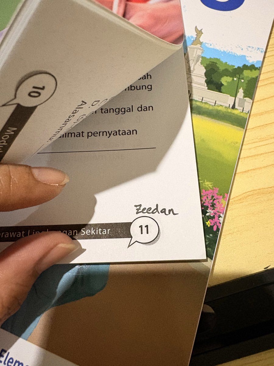 Bisikanjam's tweet photo. Lagi nempelin stiker nama ke buku2 paket anakku, tp teringet kejadian bbrpa bulan yg lalu. Ceritanya 1 buku paket anakku hilang. Dicari anakku dan ditanya ke gurunya juga gak ada yang tau. Karna aku penasaran, pas udah jam plg sekolah, anak2 udah bubar, kelas udah sepi, aku ajak anakku untuk balik ke kelas. Karna aku pengen banget cari lagi itu buku.

Akhirnya kami balik ke kelas anakku. Dan aku periksa semua sudut2 kelas, mulai dari meja guru, loker sampai semua laci2 anak murid. Sampai akhirnya aku nemuin ada 1 meja temen anakku. Dilacinya ada beberapa buku yang sengaja ditinggal. Dan ada 1 buku mata pelajaran yg lagi aku cari2. Tp pas aku cek cover bukunya, gak ada stiker nama nya. Apa jgn2 emang punya temennya ni buku. Tp aku ingat sesuatu.

Setiap buku paket anakku, selain aku tempel stiker nama, ada 1 halaman buku yg aku tandain dan aku tulis nama anakku tepat di bagian nomor halamannya. Which is tgl lahir anakku. Aku bukalah halaman yg ku maksud. Dan bener aja, ada nama anakku. Yg artinya itu adalah buku anakku. Aku langsung ambil dan bawa pulang. Sebelum aku ambil, aku tnya anakku posisi duduknya dimana, dan meja ini siapa yg duduk. Dia nyebutin 1 nama.

Tapi waktu itu aku gak lapor ke guru ataupun mengkonfrontir org tuanya. Karna aku juga gak yakin apakah anak itu sengaja ambil dan menghilangkan stiker namanya. Atau memang stiker nama anakku sudah lepas krna ulah anakku sendiri dan temannya itu mengira itu bukunya dia. Yg penting udah ketemu bukunya yasudah.

cc : sierly.sofya