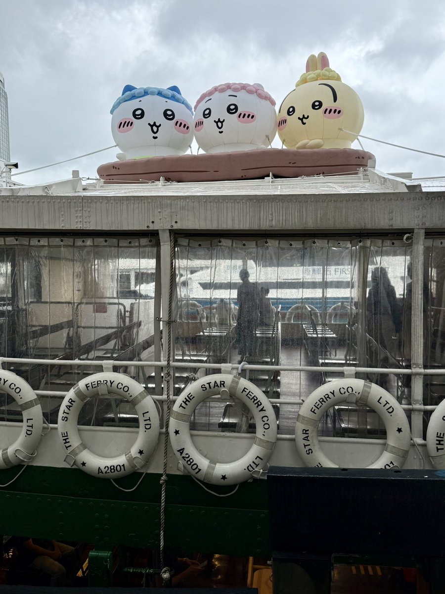 erihktabearuki's tweet photo. 🇭🇰昨日から期間限定で始まったちいかわスターフェリー乗ってきた！
期間中何度も会えるかと思うと嬉しすぎるー🫶行く前に知っておきたい注意事項などブログに書いたよ！

https://t.co/Fdd7rSLU6B

#香港旅行
#香港ちいかわ
#ちいかわ https://t.co/5t46pWfhXL