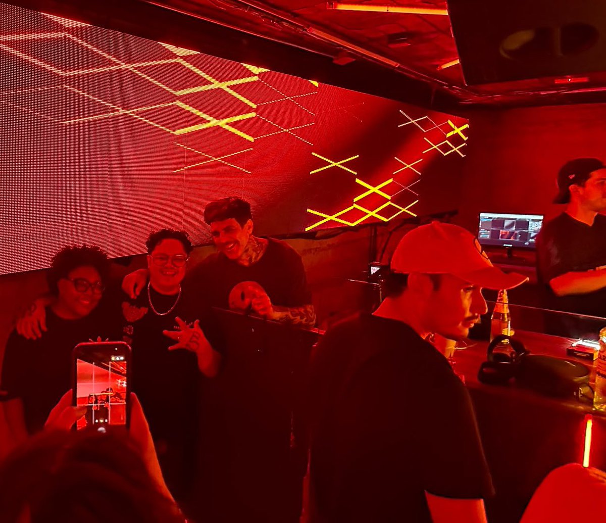 djSanPler's tweet photo. hey hey muy buenos monentos en el cuartel  San-Pler  dj set en Bar americas GDL  hola amig@s aqui les dejo unas fotos de esa maravillosa noche!  La musica nos une! https://t.co/a3ciaUruhW