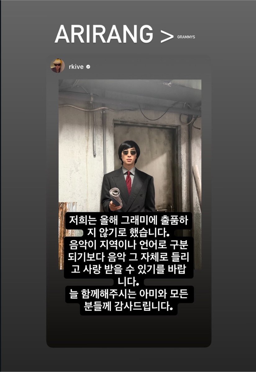 parqueer's tweet photo. tablo writing arirang in big font before small ass grammys SJJDISIJS HES HILARIOUS https://t.co/GkE6RXI3eE