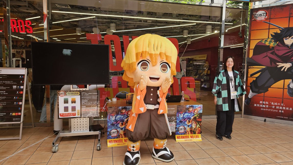 TOWER_Shibuya's tweet photo. 【#タワ渋アニメ】#鬼滅の刃 #無限城編
「劇場版  鬼滅の刃 無限城編 第一章 猗窩座再来」
発売日の本日、善逸が盛り上げにきてくれました！

本日限定、渋谷店で「劇場版  鬼滅の刃 無限城編 第一章 猗窩座再来」をご購入の方に先着で
ディスプレイキッドをプレゼント！

詳細はこちら👇
https://t.co/hc7eZqnFvV