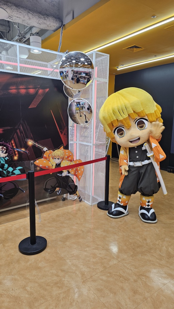 TOWER_Shibuya's tweet photo. 【#タワ渋アニメ】#鬼滅の刃 #無限城編
「劇場版  鬼滅の刃 無限城編 第一章 猗窩座再来」
発売日の本日、善逸が盛り上げにきてくれました！

本日限定、渋谷店で「劇場版  鬼滅の刃 無限城編 第一章 猗窩座再来」をご購入の方に先着で
ディスプレイキッドをプレゼント！

詳細はこちら👇
https://t.co/hc7eZqnFvV