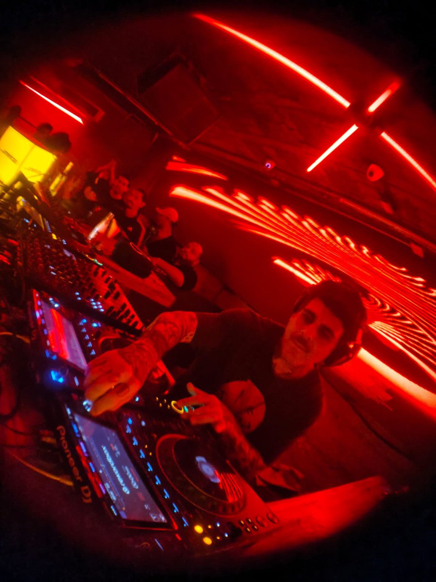 djSanPler's tweet photo. hey hey muy buenos monentos en el cuartel  San-Pler  dj set en Bar americas GDL  hola amig@s aqui les dejo unas fotos de esa maravillosa noche!  La musica nos une! https://t.co/AHZZ3uZMSK