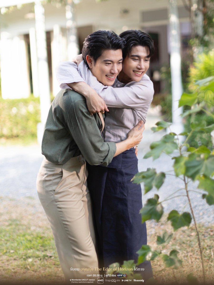onecupppp's tweet photo. Let’s talk relationship: ภพธีร์ ทินกร 🪖👑

—ความสัมพันธ์ของทั้งภพและทินสะท้อนให้เห็นความ mundane, down to earth ของการเป็นคนรักกันในระดับนึง เราชอบวิธีการ portray มันออกมามากๆ 📖 

—ตัวละครนั้นต่างรักกันในแบบที่ตัวเองรู้จัก แต่หาได้รักในแบบที่อีกฝ่ายต้องการไม่ ทั้งคู่ รักโดยการแบกทุกอย่างไว้ เก็บงำ ทั้งที่จริงๆสิ่งที่จะทำให้ไปต่อได้ คือ communication แต่ข้อนี้ถูกจำกัดโดยหน้าที่ ต่อให้อยาก ก็ทำไม่ได้

—ความรักถูกสร้างขึ้นบน trust/honesty/transparency/communication เห็นได้ชัดว่าทั้งคู่ยังกระท่อนกระแท่น ต้องตามดูต่อว่าจะซ่อมแซมมันยังไงในวันที่ไม่เหลืออะไรแล้วนอกจากความรัก (will love overcome it all?)

—Love is a learning curve. There is no right or wrong and no one gets it right the first try. I believe in destiny/soulmate, but it is not without hardship. 

—ทั้งสองคนตั้งต้นว่า ‘I’ll die for you’ ทั้งที่ต่างฝ่ายต้องการจริงๆคือ ‘Will you live for me?’ 

#อรุณรุ่ง