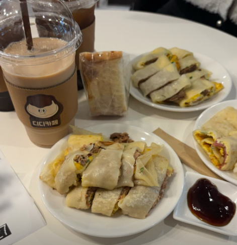 zzinmandu_'s tweet photo. 서울에서 대만식 아침 딴삥을 먹을 수 있다고? 밀크티도 또우장도 동과차도 마실 수 있다고?

치즈딴삥에 옥수수 토핑 추가하고 달달한 또우장 마시면 여기 그냥 대만이잖아 밀크티도 현지에서 먹던 그맛이야ㅜㅜ https://t.co/dZF7WG6aUX