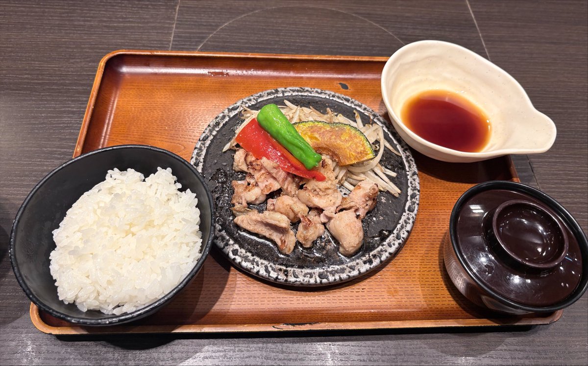 hameemint's tweet photo. 肉の日なので昼間からホルモン焼きを食べるなど https://t.co/lr2c9v8oEL