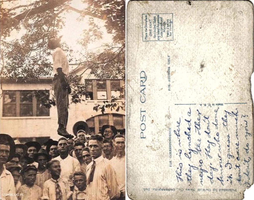 DaniMayakovski's tweet photo. A final del siglo XIX, los linchamientos de negros eran tan masivos y estaban tan normalizados en EEUU, que los racistas vendían tarjetas postales posando con los cadáveres de negros linchados junto a sus hijos.

Estas macabras tarjetas postales de gente negra asesinada, que se enviaban como postales de vacaciones entre los racistas, se hicieron tan populares que en 1908 tuvieron que ser prohibidas por la Oficina de Correos.

Era tal la cantidad de fotografías de linchamientos que circulaban como postales por el sistema de correos de EEUU que requirió una regulación federal para prohibirlas.

A pesar de esta brutalidad, EEUU sigue siendo hoy vista como la "tierra de la libertad" por la mayoría de personas.