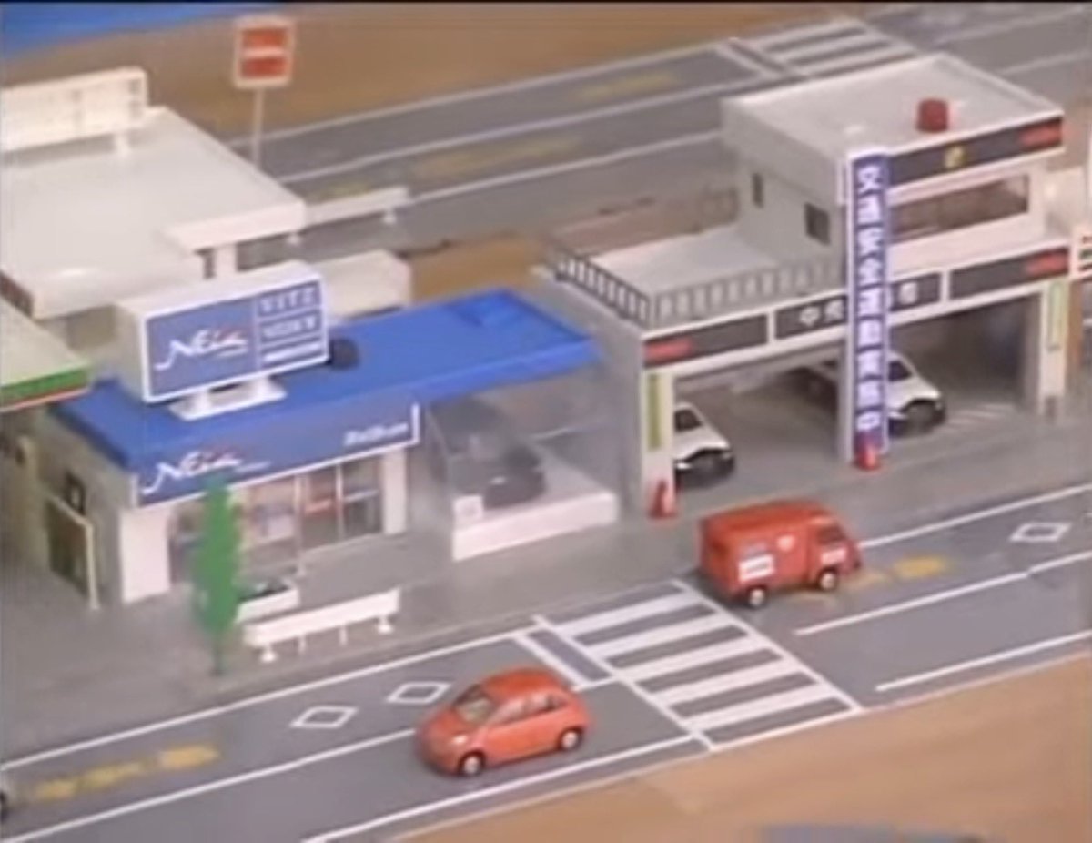vdvd_999's tweet photo. 昨日発表された「TOMICA VIEW」っていうトミカプレミアムの情景ジオラマシリーズだけど側面にある凹凸はもしやトミカタウンの旧規格と同じように今後展開される他の建物と連結できる感じかな？ https://t.co/yLHePz6OYo