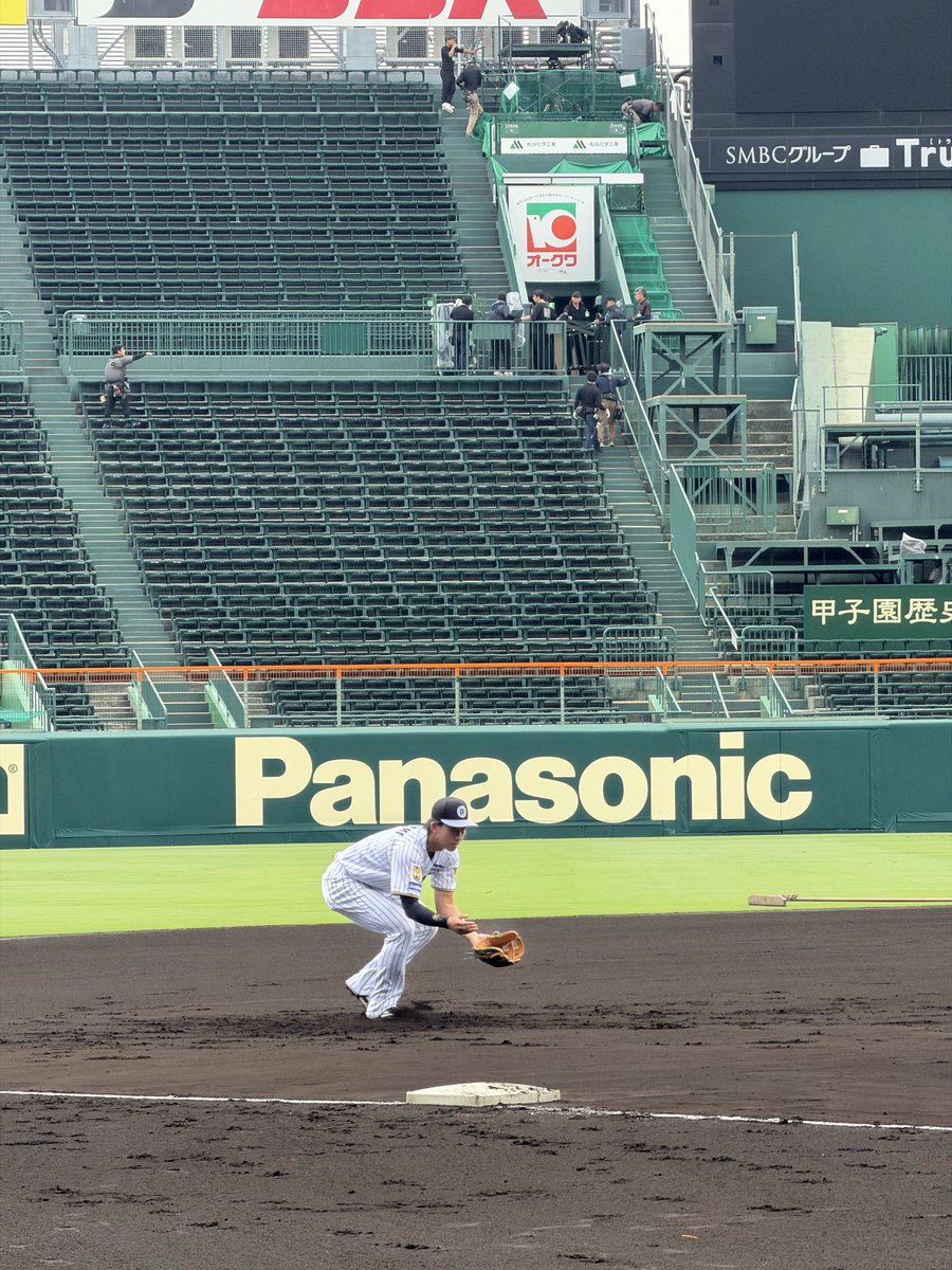 yuta_nakano7's tweet photo. 立石選手が三塁でノックを受けています⚾️ https://t.co/ZR0LbD9J1k