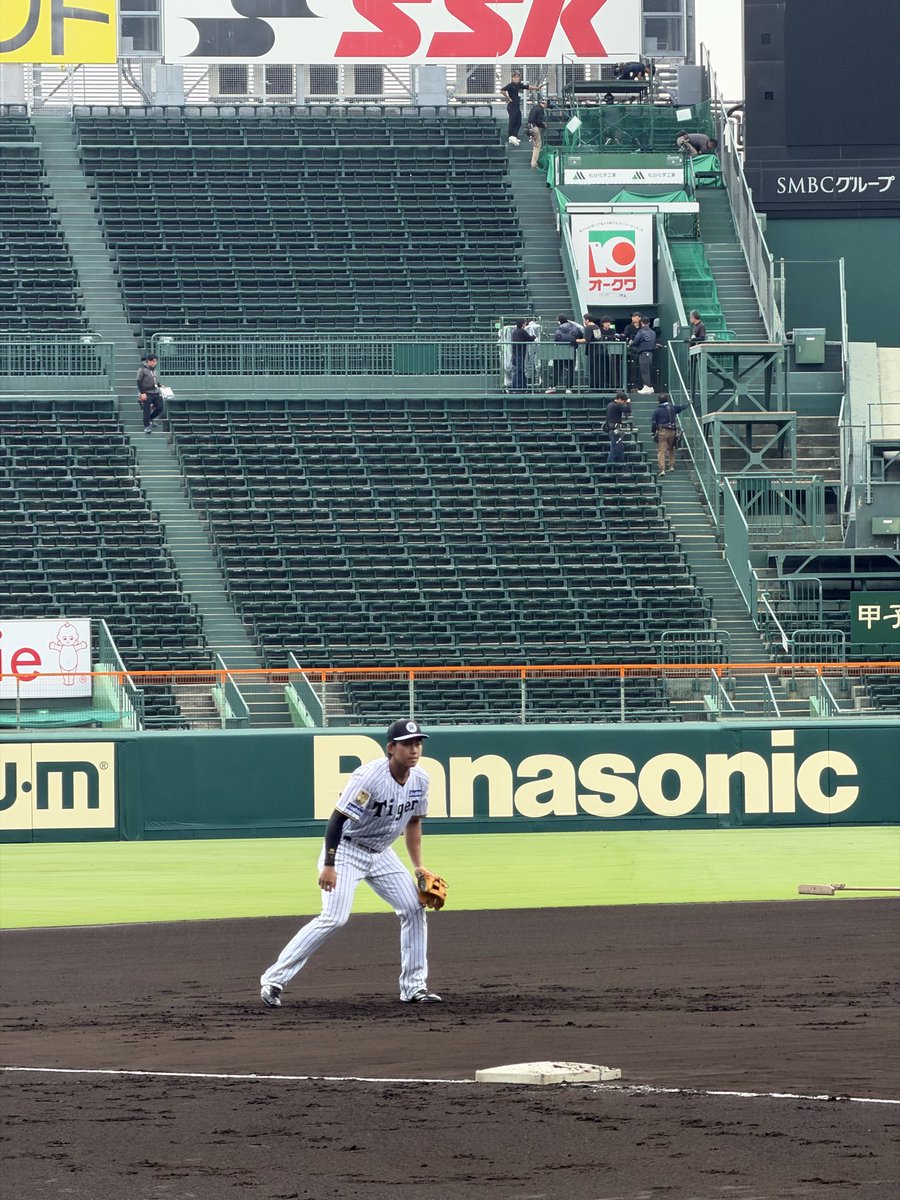 yuta_nakano7's tweet photo. 立石選手が三塁でノックを受けています⚾️ https://t.co/ZR0LbD9J1k
