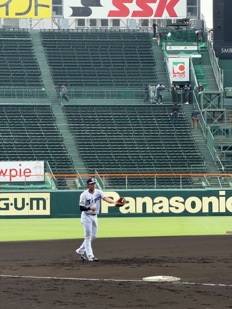 yuta_nakano7's tweet photo. 立石選手が三塁でノックを受けています⚾️ https://t.co/ZR0LbD9J1k