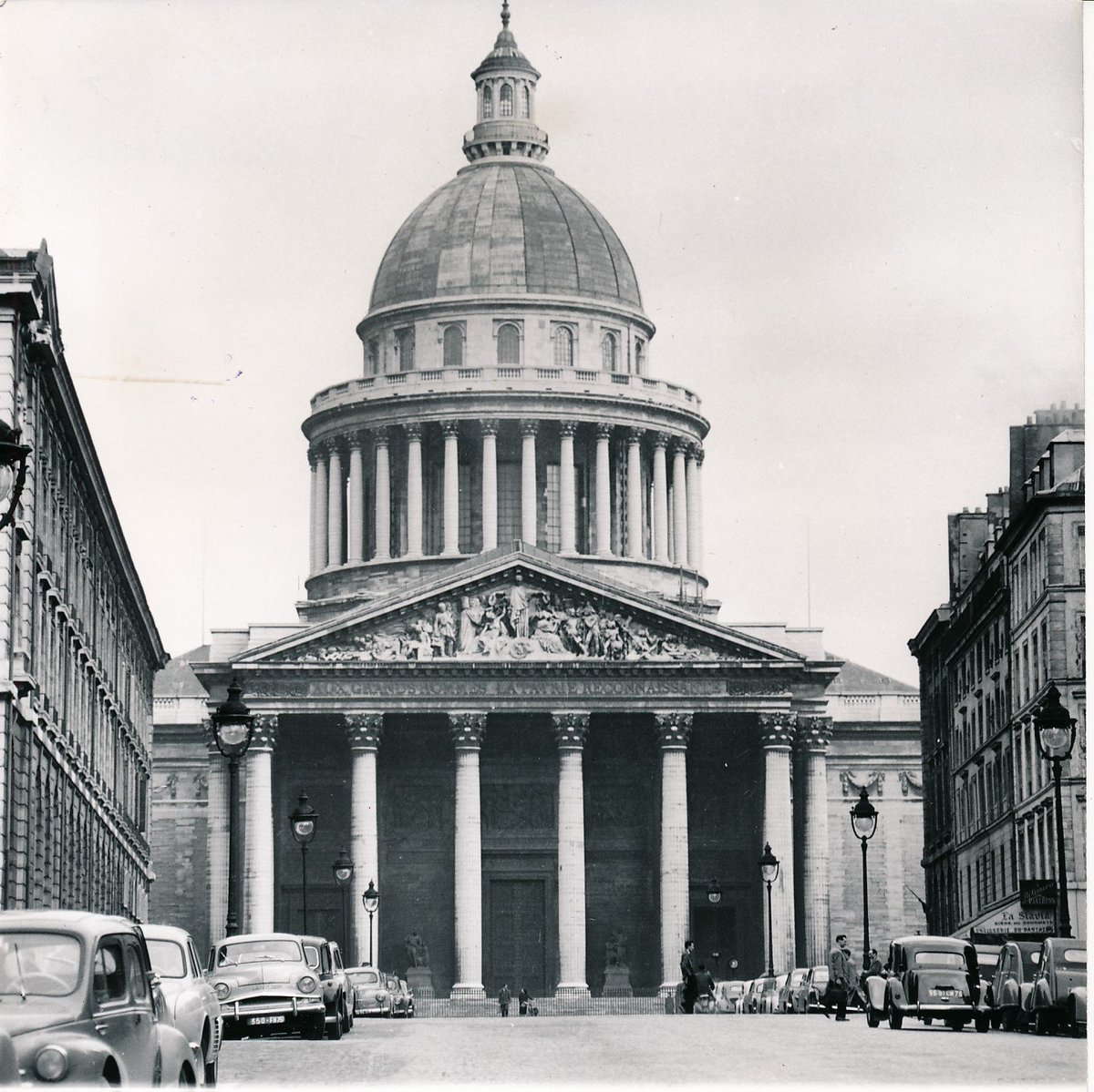 ParisAMDParis's tweet photo. Le Panthéon vue de la rue Soufflot. 
Montagne Sainte-Geneviève, Quartier Latin 
c.1960. Paris 5e https://t.co/OQ6bJ7u7Nu