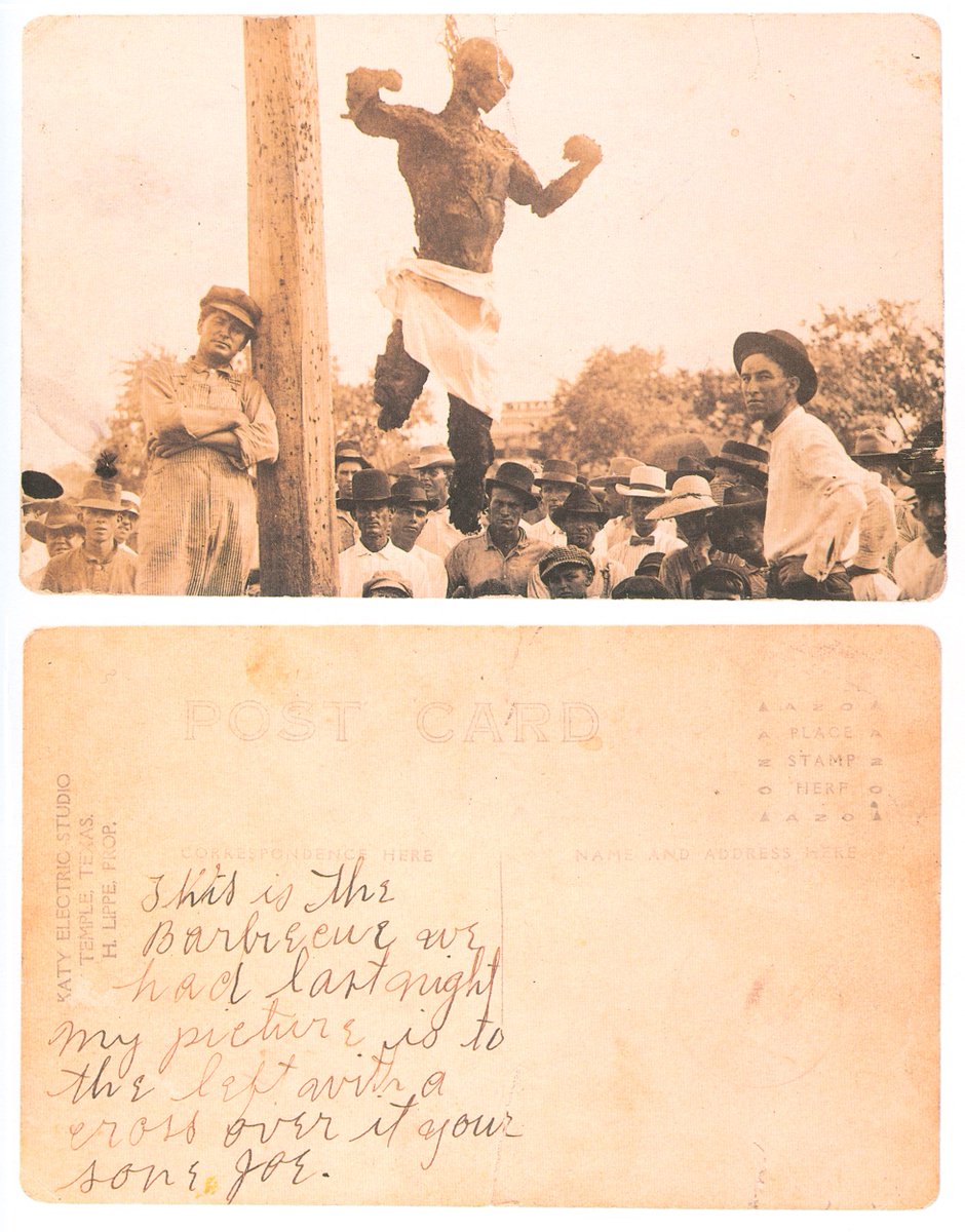 DaniMayakovski's tweet photo. A final del siglo XIX, los linchamientos de negros eran tan masivos y estaban tan normalizados en EEUU, que los racistas vendían tarjetas postales posando con los cadáveres de negros linchados junto a sus hijos.

Estas macabras tarjetas postales de gente negra asesinada, que se enviaban como postales de vacaciones entre los racistas, se hicieron tan populares que en 1908 tuvieron que ser prohibidas por la Oficina de Correos.

Era tal la cantidad de fotografías de linchamientos que circulaban como postales por el sistema de correos de EEUU que requirió una regulación federal para prohibirlas.

A pesar de esta brutalidad, EEUU sigue siendo hoy vista como la "tierra de la libertad" por la mayoría de personas.