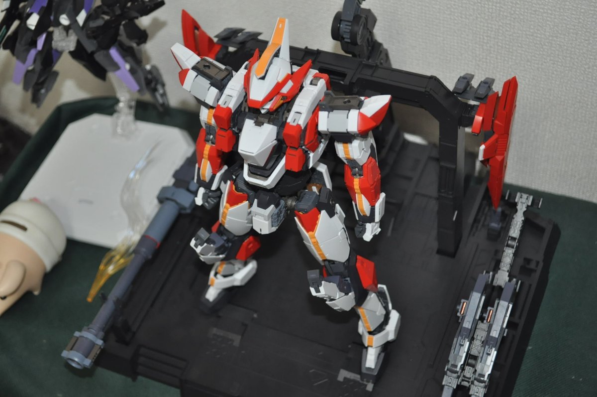エスカップ×ガンダム 台座付 小物が収納できるとのことなので付属の台座組み立てた｡ 写真だと大きさ