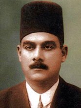 ebriiz1's tweet photo. جميل هذا الكلام من أحمد أمين

يقول:

"شر ما ألاحظ في الشرق حنينه الشديد إلى الماضي، لا أمله القوى في المستقبل، واعتقاده أن خير أيامه ما سلفت لا ما قدمت، وإعجابه الشديد بأعمال الماضين وإهمال المعاصرين؛ له منظاران: منضار مكبر يلبسه إذا نضر إلى الماضيومنظار مصغر اسود يضعه إذا نظر إلى الحاضر والمستقبل. يلذه أن يطيل البكاء على الميت، ولا يلذه أن يتدبر فيما يجب أن يفعله الأحياء؛ يستسهل النفقات مهما عظمت على الميت، ويستكثر نفقات الطبيب وأثمان الدواء للمريض. يعجبهم أن يتمثلوا الأمثال تدل على عظم الماضي، ولا يعجبهم أن يتمثلوا الأمثال تبعث الأمل في المستقبل؛ ففي أعماق نفوسهم أن قول القائل: (ما ترك الأول للآخر) خير من القول: (كم ترك الأول للآخر). ويلوكون دائما: (لا جديد تحت الشمس)، ولا يعجبهم أن تقول إن كل ما تحت الشمس في جدة مستمرة، والمستقبل مملوء بالجديد. وإذا رأوا كلمة في كتاب قديم تدل ولو دلالة كاذبة على نظرية جديدة طاروا بها فرحا، لأن ذلك يلائم ما نفوسهم من تعظيم الماضي وتحقير الحاضر والمستقبل. هم يعيشون في أحلام، ولا يريدون أن يعيشوا في حياة واقعة، وحول هذه المعيشة الحالمة ينسجون دائما ما يوافقها ويمازجها ويسايرها؛ يكتفون بالأمل أن ينعموا بالآخرة؛ وماذا عليهم لو عملوا لينعموا في الدنيا والآخرة؟"