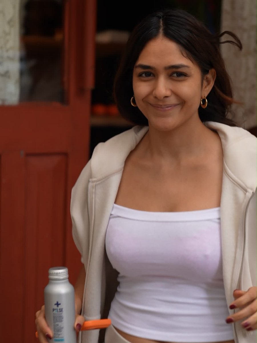 devileyery's tweet photo. Mrunal Thakur 🌝🌝
#mrunalthakur #indianactress #bollywood https://t.co/QUddl0FXpB