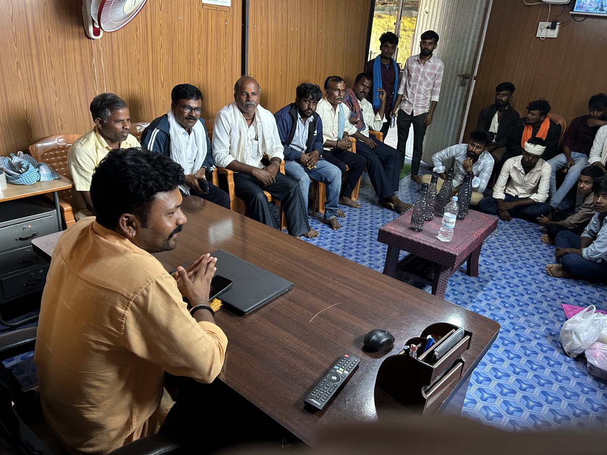 Nandaku30789417's tweet photo. ಹಾವೇರಿ ಜಿಲ್ಲೆಯ ಸವಣೂರು ತಾಲೂಕಿನ ತಳ್ಳಿಹಳ್ಳಿ ಗ್ರಾಮದ ಜನತೆಯ ಆದೇಶದಂತೆ,ಸಿದ್ಧಗೊಂಡ ಕ್ರಾಂತಿವೀರ ಸಂಗೊಳ್ಳಿ ರಾಯಣ್ಣನವರ ಭವ್ಯ ಕಂಚಿನ ಮೂರ್ತಿ ಹಾಗೂ ಟಗರಿನ ಮೂರ್ತಿಗಳನ್ನು ಅವರಿಗೆ ನೀಡಲಾಯಿತು.
ಮೂರ್ತಿಗಳಿಗಾಗಿ ಸಂಪರ್ಕಿಸಿ:
ನಂದಕುಮಾರ ಚಂದರಗಿ
📱 ಮೊಬೈಲ್: 8861598155
#karnataka #kannada #rayanna #nandakumar #kuruba https://t.co/IvUyEOGOBh