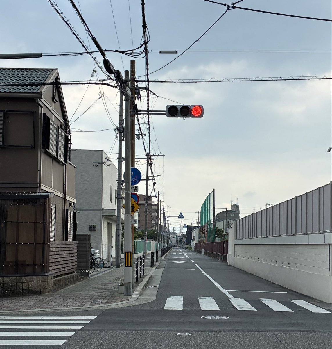bibiyamadesu's tweet photo. 祝⭐︎初青切符♡
じゃねえよクソ警察おい、こんなクソ標識見落として-2点と罰金7000円で俺のゴールド免許が青く染まるのお前らガチであたまイカれてんだろてか誰だよここに標識つけたやつと電柱建てたやつコイツらを取り締まれや https://t.co/CJLXoHpook