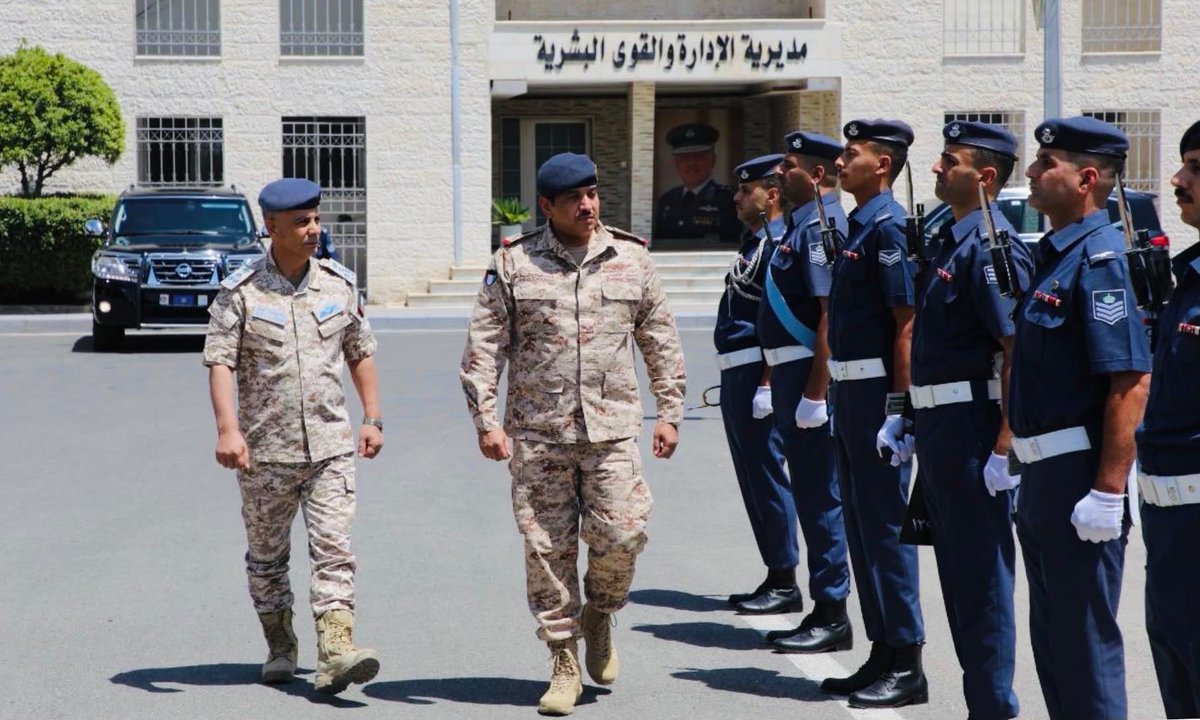 KuwaitArmyGHQ's tweet photo. وفد من القوة الجوية يزور سلاح الجو الملكي الأردني

قام وفد من القوة الجوية، برئاسة آمر القوة الجوية اللواء الركن الطيار فهد فلاح الخرينج، بزيارة إلى سلاح الجو الملكي في المملكة الأردنية الهاشمية.

وشهدت الزيارة لقاءً جمع آمر القوة الجوية اللواء الركن الطيار فهد فلاح الخرينج، بقائد سلاح الجو الملكي الأردني العميد الركن الطيار جهاد عبداللطيف البطوش.

وجرى خلال اللقاء بحث سبل تعزيز التعاون العسكري بين الجانبين، وتبادل الخبرات في مجالات التدريب والتأهيل العسكري الجوي، إلى جانب مناقشة عدد من المواضيع ذات الاهتمام المشترك، بما يسهم في تعزيز مستوى التعاون بين القوتين الجويتين، ويعكس عمق العلاقات الأخوية والتاريخية الراسخة التي تجمع دولة الكويت والمملكة الأردنية الهاشمية.

#الجيش_الكويتي 
#القوة_الجوية
