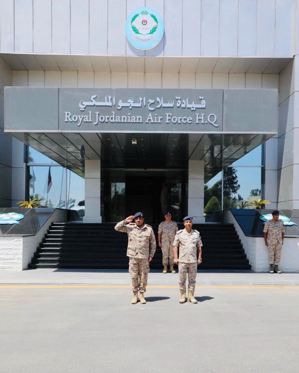 KuwaitArmyGHQ's tweet photo. وفد من القوة الجوية يزور سلاح الجو الملكي الأردني

قام وفد من القوة الجوية، برئاسة آمر القوة الجوية اللواء الركن الطيار فهد فلاح الخرينج، بزيارة إلى سلاح الجو الملكي في المملكة الأردنية الهاشمية.

وشهدت الزيارة لقاءً جمع آمر القوة الجوية اللواء الركن الطيار فهد فلاح الخرينج، بقائد سلاح الجو الملكي الأردني العميد الركن الطيار جهاد عبداللطيف البطوش.

وجرى خلال اللقاء بحث سبل تعزيز التعاون العسكري بين الجانبين، وتبادل الخبرات في مجالات التدريب والتأهيل العسكري الجوي، إلى جانب مناقشة عدد من المواضيع ذات الاهتمام المشترك، بما يسهم في تعزيز مستوى التعاون بين القوتين الجويتين، ويعكس عمق العلاقات الأخوية والتاريخية الراسخة التي تجمع دولة الكويت والمملكة الأردنية الهاشمية.

#الجيش_الكويتي 
#القوة_الجوية