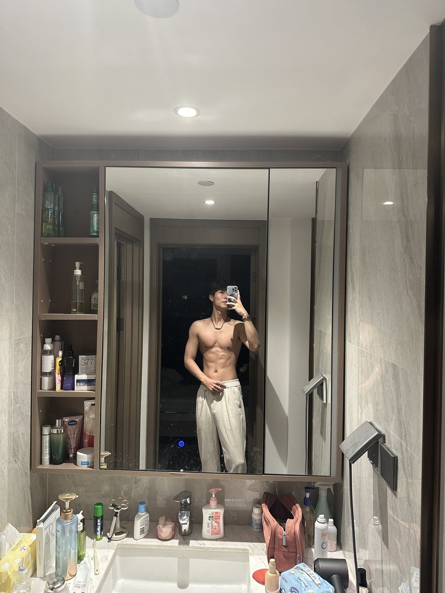 Lilqpk's tweet photo. “我只是一个辣条吃多了可以宅家里一个月爱打游戏身高191孤独脆弱的的小男孩儿罢了”#腹肌 ＃巨蟹座 ＃大连 https://t.co/9sd9XnAR4f