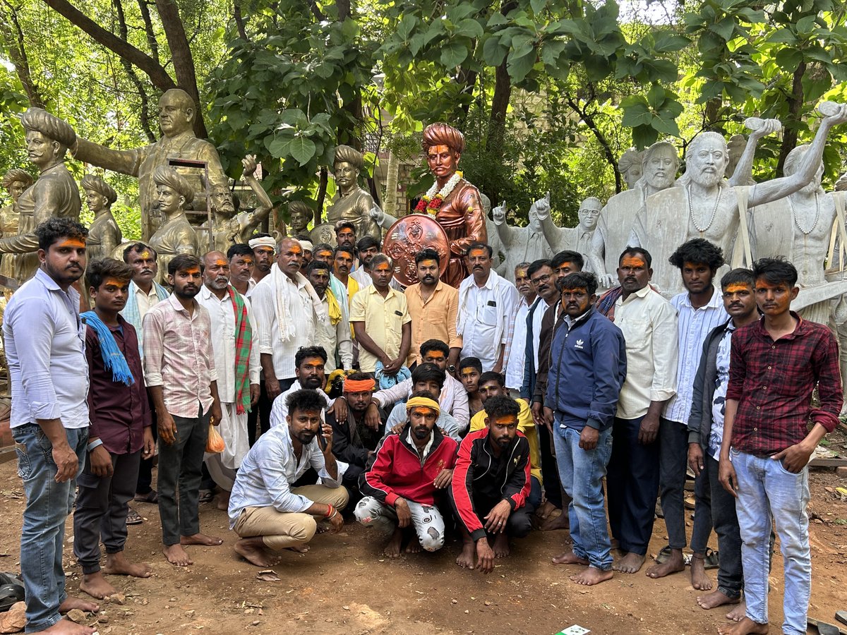 Nandaku30789417's tweet photo. ಹಾವೇರಿ ಜಿಲ್ಲೆಯ ಸವಣೂರು ತಾಲೂಕಿನ ತಳ್ಳಿಹಳ್ಳಿ ಗ್ರಾಮದ ಜನತೆಯ ಆದೇಶದಂತೆ,ಸಿದ್ಧಗೊಂಡ ಕ್ರಾಂತಿವೀರ ಸಂಗೊಳ್ಳಿ ರಾಯಣ್ಣನವರ ಭವ್ಯ ಕಂಚಿನ ಮೂರ್ತಿ ಹಾಗೂ ಟಗರಿನ ಮೂರ್ತಿಗಳನ್ನು ಅವರಿಗೆ ನೀಡಲಾಯಿತು.
ಮೂರ್ತಿಗಳಿಗಾಗಿ ಸಂಪರ್ಕಿಸಿ:
ನಂದಕುಮಾರ ಚಂದರಗಿ
📱 ಮೊಬೈಲ್: 8861598155
#karnataka #kannada #rayanna #nandakumar #kuruba https://t.co/QSR3LxBIGx