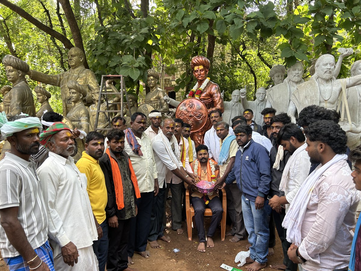Nandaku30789417's tweet photo. ಹಾವೇರಿ ಜಿಲ್ಲೆಯ ಸವಣೂರು ತಾಲೂಕಿನ ತಳ್ಳಿಹಳ್ಳಿ ಗ್ರಾಮದ ಜನತೆಯ ಆದೇಶದಂತೆ,ಸಿದ್ಧಗೊಂಡ ಕ್ರಾಂತಿವೀರ ಸಂಗೊಳ್ಳಿ ರಾಯಣ್ಣನವರ ಭವ್ಯ ಕಂಚಿನ ಮೂರ್ತಿ ಹಾಗೂ ಟಗರಿನ ಮೂರ್ತಿಗಳನ್ನು ಅವರಿಗೆ ನೀಡಲಾಯಿತು.
ಮೂರ್ತಿಗಳಿಗಾಗಿ ಸಂಪರ್ಕಿಸಿ:
ನಂದಕುಮಾರ ಚಂದರಗಿ
📱 ಮೊಬೈಲ್: 8861598155
#karnataka #kannada #rayanna #nandakumar #kuruba https://t.co/QSR3LxBIGx