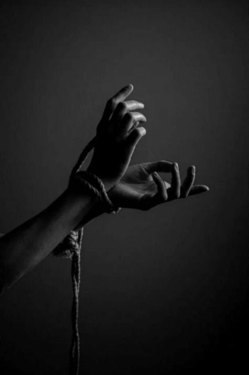 ladecisiondeeva's tweet photo. Cuerda de yute,
nudo recto que marca
sobre tu cuerpo;
sientes la dulce calma,
hasta rendir la llama...
#miercolesdeataduras
#tanka
#shibari https://t.co/wutINR9FEm