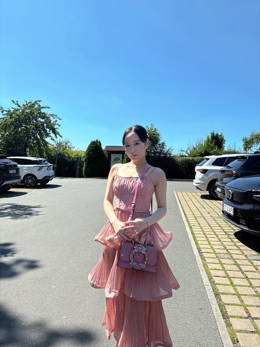 Adelaide___No18's tweet photo. バイロイト祝祭劇場の、駐車場にて
16:00開演だったのですが、バイロイトに入ってからの渋滞の状況などが読めなかったので1時間くらい前につきました。すごい日差しだった☀️ https://t.co/cVeMyhzwQU