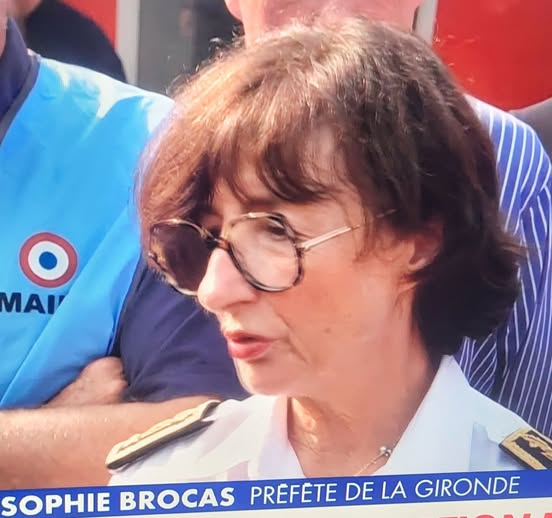 PhilsudOuest's tweet photo. La France entière va connaître la préfète de la Gironde dans l'ensemble de son oeuvre lors des conférences de presse. Par contre très efficace pour la lecture de ses fiches et pour la page météo. Ex conseillère  de Mme Borne. Tout s'explique.
Le macronisme et la nullité ambiante https://t.co/mM9f74IYxJ